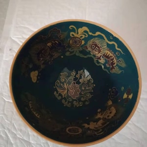 Cuenco de porcelana antigua china de la dinastía Ming Xuande con fondo verde marcado, cuenco de porcelana de la familia verde, cuenco de cerámica con patrón de león y perro foo dorado