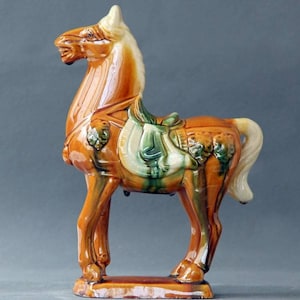 Antiquités chinoises, porcelaine, dynastie Tang, statue de cheval Tangsancai, statue de cheval en porcelaine Tang san cai, statue de cheval tricolore