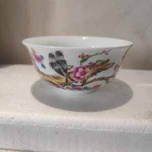 中国磁器ボウル、中国清朝乾隆マークファミーユローズ磁器ボウル、手描きの花と鳥のパターンセラミックボウル