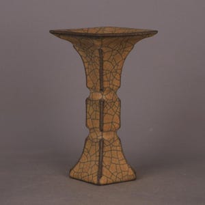 Może przedstawiać: Zestaw trzech ceramicznych kubków z nakrapianym, matowym wykończeniem. Każdy kubek ma inny kolor: jasnoniebieski, kremowy i szary. Kubki mają prosty, nowoczesny design i wygodny uchwyt.