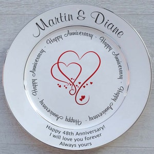 Cadeau d&#39;anniversaire personnalisé - Porcelaine fine - TOUS les anniversaires - 2 tailles - Motif coeurs - Boîte cadeau, support pour assiette ou support pour assiette en option