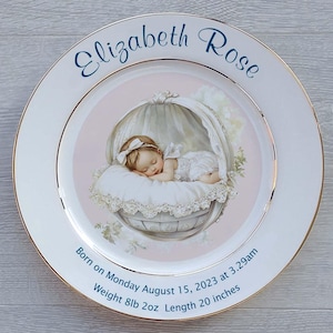 Cadeau de naissance ou de baptême personnalisé pour bébé - Porcelaine - 2 tailles - Modèle bébé fille dans un berceau - Boîte cadeau ou support pour assiette ou suspension en option