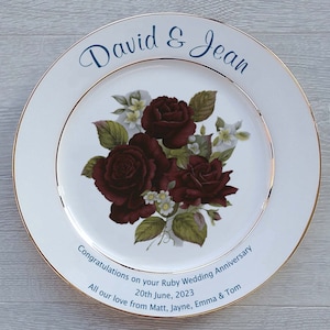 Cadeau personnalisé de mariage en rubis (40e anniversaire) - Assiette en porcelaine tendre - 2 tailles - 3 modèles - Boîte cadeau, support pour assiette ou suspension en option
