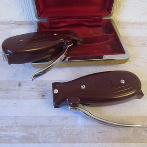 Vintage &quot;Viceroy Handaufzug Trockenrasierer x 2 Boxed.&quot; Burgunderrotes Bakelit/Celluloid.