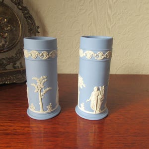 Set med 2 Wedgwood blå Jasperware Spillvaser klassiska muser design 16 cm höga