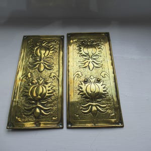 Könnte beinhalten: Ein Set aus drei Keramikbechern mit gesprenkelter, matter Oberfläche. Die Becher sind in Creme-, Hellgrau- und Dunkelgrautönen gehalten. Jeder Becher hat ein schlichtes, minimalistisches Design.