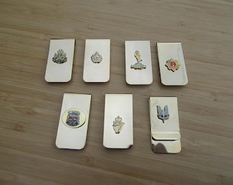 Fermasoldi con stemmi militari. Porta carte di credito in smalto e tonalità oro. Disponibile in 7 modelli.