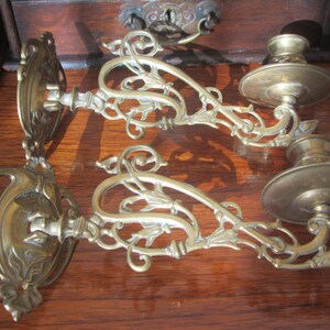 Paar Jugendstil Klavier / Wandkerzenhalter aus Messing. Verstellbarer Schwenkwinkel, antike Kerzenhalter