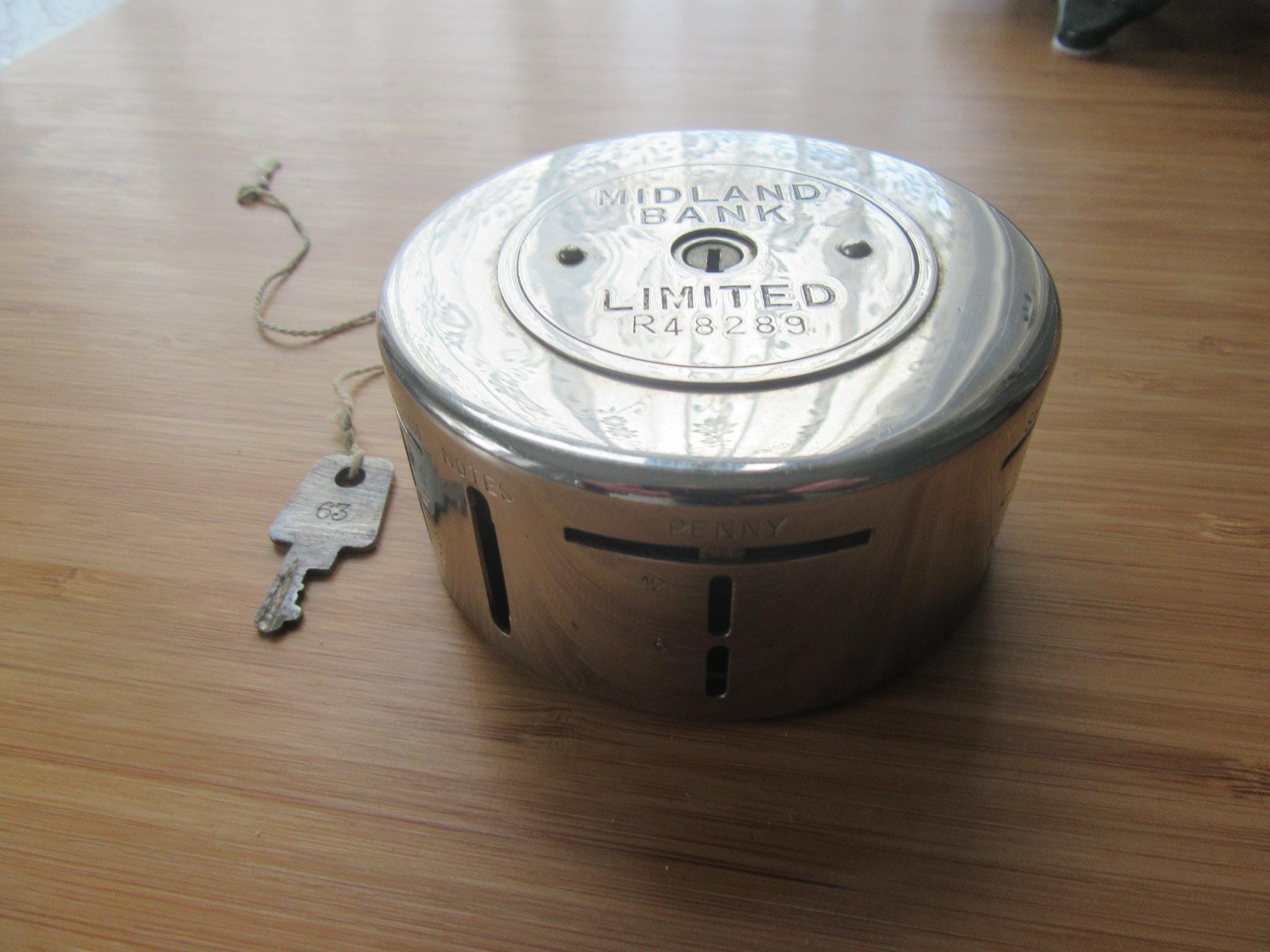 壁面飾り 銀行 額装アンティークMidland Bank1850 UK Vintage 1930's MIDLAND BANK LIMIITED Money Box No R48289 + Key +
