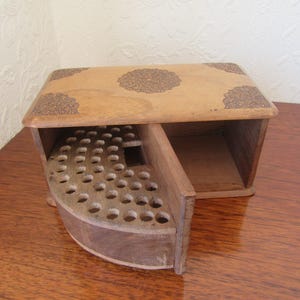 Portasigarette girevole vintage in legno. Tabacco da collezione. Scatola portasigarette intagliata e decorata a mano.