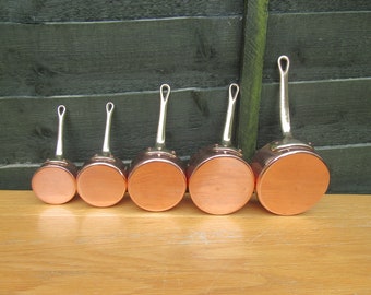 Set aus 5 Vintage Mini-Kochtöpfen aus Kupfer und Messing. Rustikales Küchendekor.