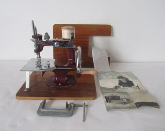 Vintage Essex Miniature Sewing Machine,1940s-50s ( WORKING )