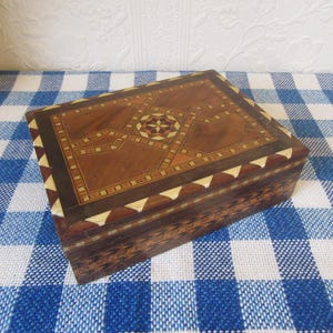 Scatola per sigarette in legno intarsiato/parquetry. Osso e legno intarsiati. Scatola laccata. Scanalature interne con elastico per tenere le sigarette.