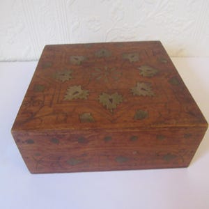 Scatola vintage con design a foglie intarsiate in legno e ottone. Foderata in velluto. 6" x 6" x 2,5"