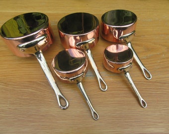 Lot de 5 mini casseroles vintage en cuivre et laiton. Décoration de cuisine rustique.