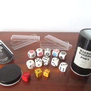 Warres Warrior Port の広告缶、ポーカー用ダイス 5 個、ダイス 5 個、ベークライト製ダイス 2 個、木製ダイス 1 個、スコアパッド。