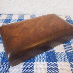 Scatola per sigarette vintage in legno. Bordi arrotondati.