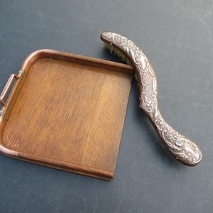 Antik smulbricka och borste i trä och koppar från Edwardiansk tid