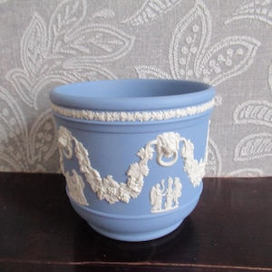 Vintage wedgwood-casserware-cachepot, blauwwitte plantenbak met klassieke figuren (11 x 12,5 cm)
