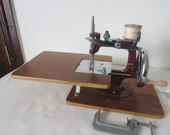 Vintage Essex Miniature Sewing Machine,1940s-50s ( WORKING )