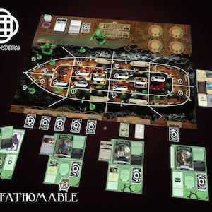 Könnte beinhalten: Ein Spielbrett mit einem Schiff darauf, umgeben von Karten und Spielsteinen. Das Spiel heißt "Unfathomable".