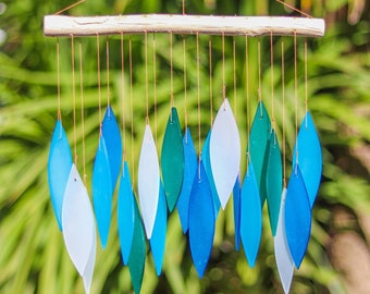 Carillón de viento de vidrio con hojas azules náuticas, arte de jardín, decoración de ventanas, atrapasol móvil, regalo de comercio justo
