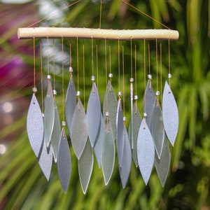 Carillón de viento de cristal con hojas plateadas brillantes, arte para jardín, ventana, decoración del hogar, atrapasol móvil, regalo de comercio justo imagen 1