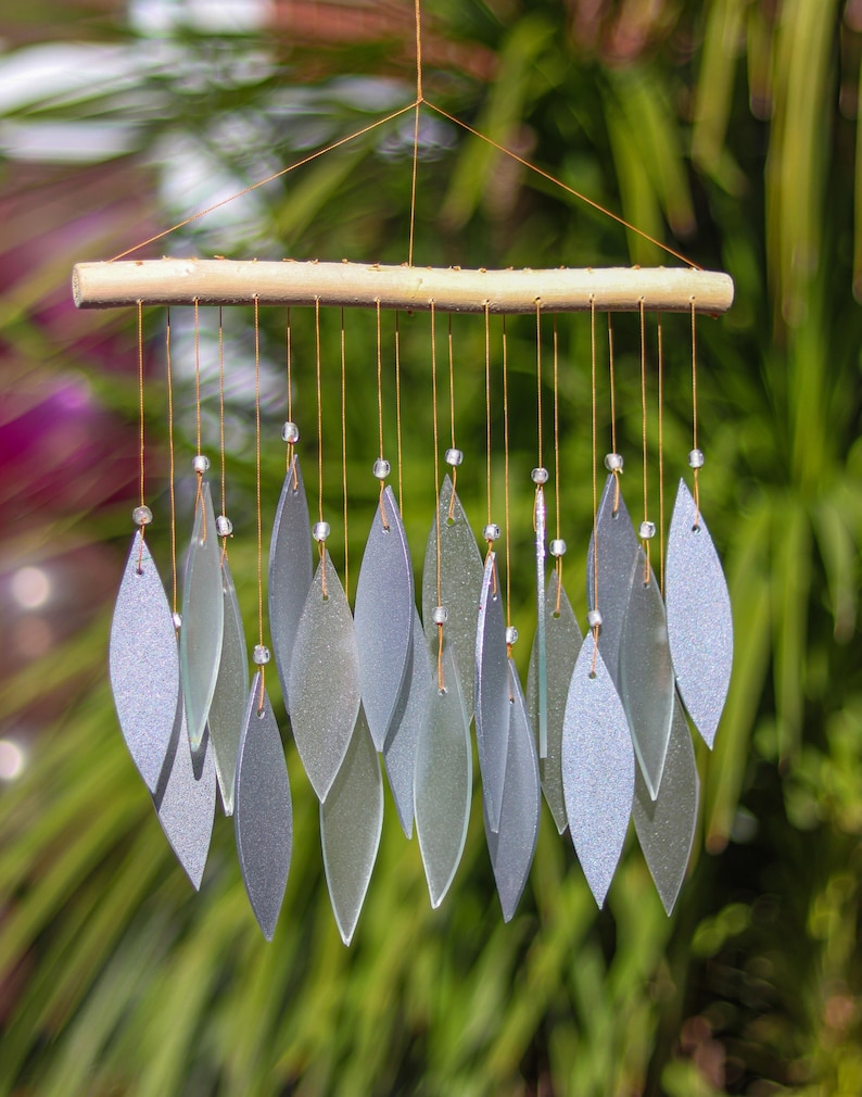 Carillón de viento de cristal con hojas plateadas brillantes, arte para jardín, ventana, decoración del hogar, atrapasol móvil, regalo de comercio justo imagen 1