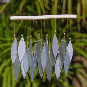 Carillón de viento de cristal con hojas plateadas brillantes, arte para jardín, ventana, decoración del hogar, atrapasol móvil, regalo de comercio justo imagen 3