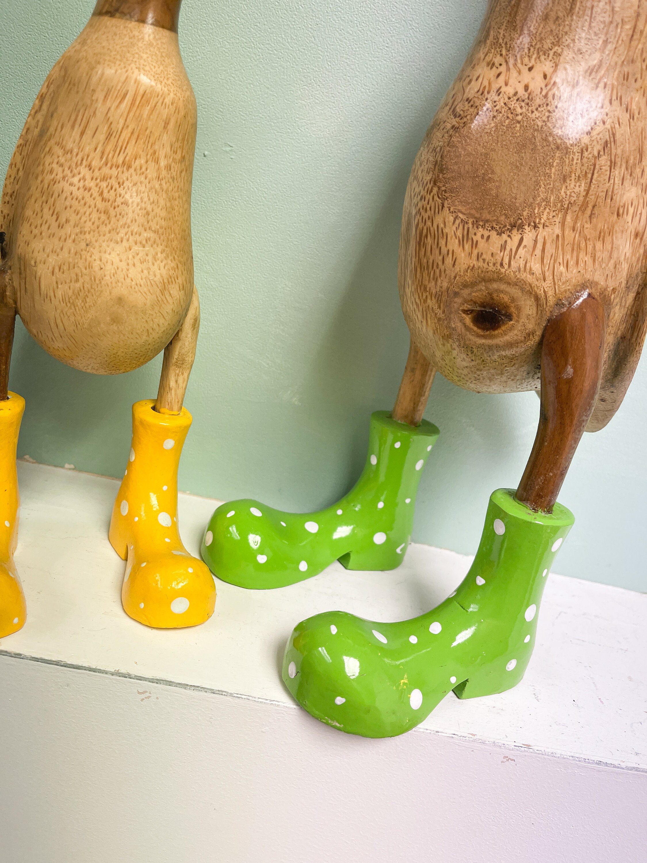 Ornement de canard sculpté à la main avec des bottes en caoutchouc