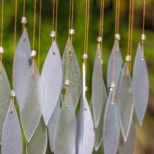 Carillón de viento de cristal con hojas plateadas brillantes, arte para jardín, ventana, decoración del hogar, atrapasol móvil, regalo de comercio justo imagen 2