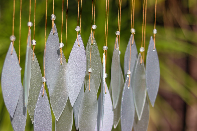 Carillón de viento de cristal con hojas plateadas brillantes, arte para jardín, ventana, decoración del hogar, atrapasol móvil, regalo de comercio justo imagen 2