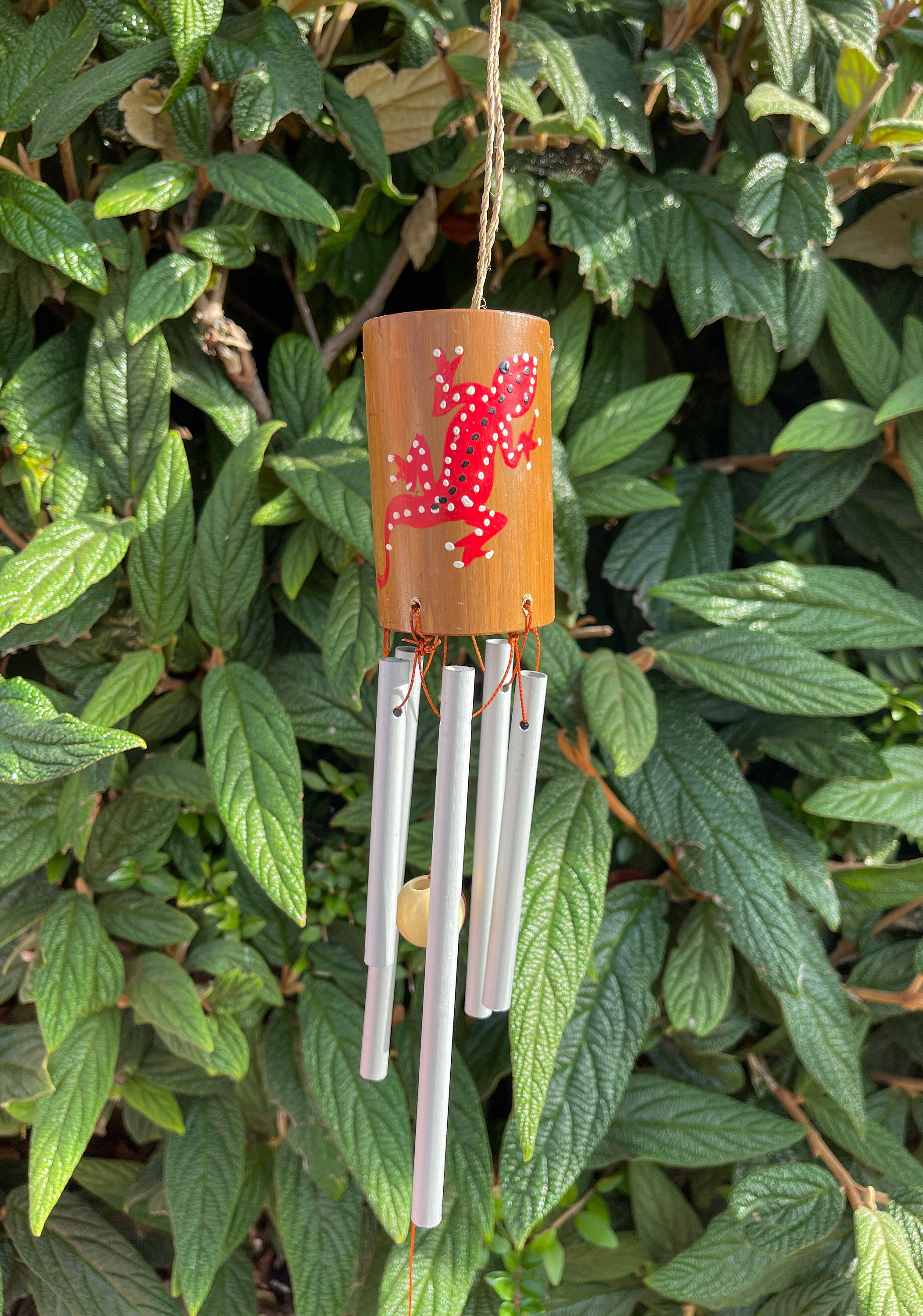 Carillon éolien en bambou avec tubes en métal, fleurs, gecko