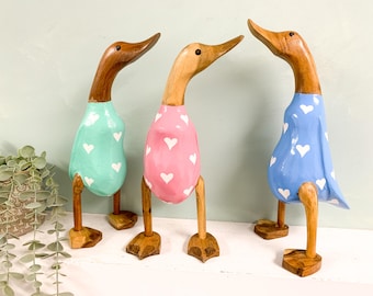 Hand geschnitzte Ente Ornament mit Herzen Grün, Rosa oder Blau Fair-Trade-Bambuswurzel-Skulptur aus Holz