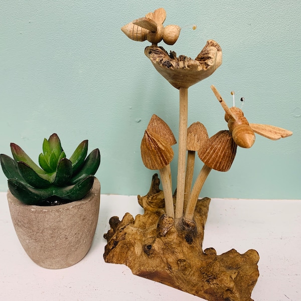 Adorno de hongo, flor y abeja tallado a mano sobre base de madera, regalo para jardín forestal.