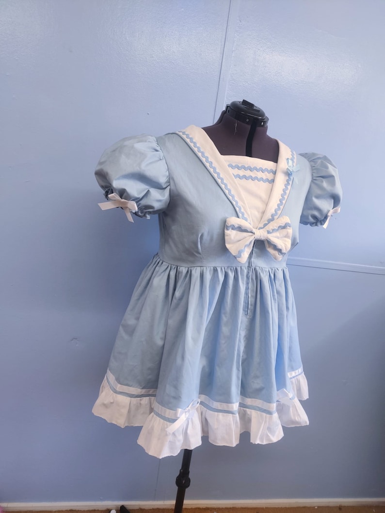 Auf Bestellung kurzes blaues Matrosenkleid