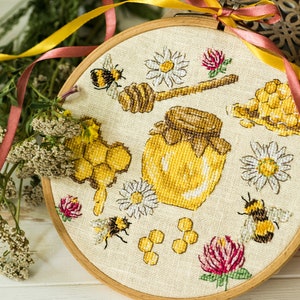 Bee cross stitch PDF pattern, Bumblebee cross stitch chart, Daisy, Clover, Summer, Insect, Bee Honey Sampler, Honeycomb needlepoint scheme