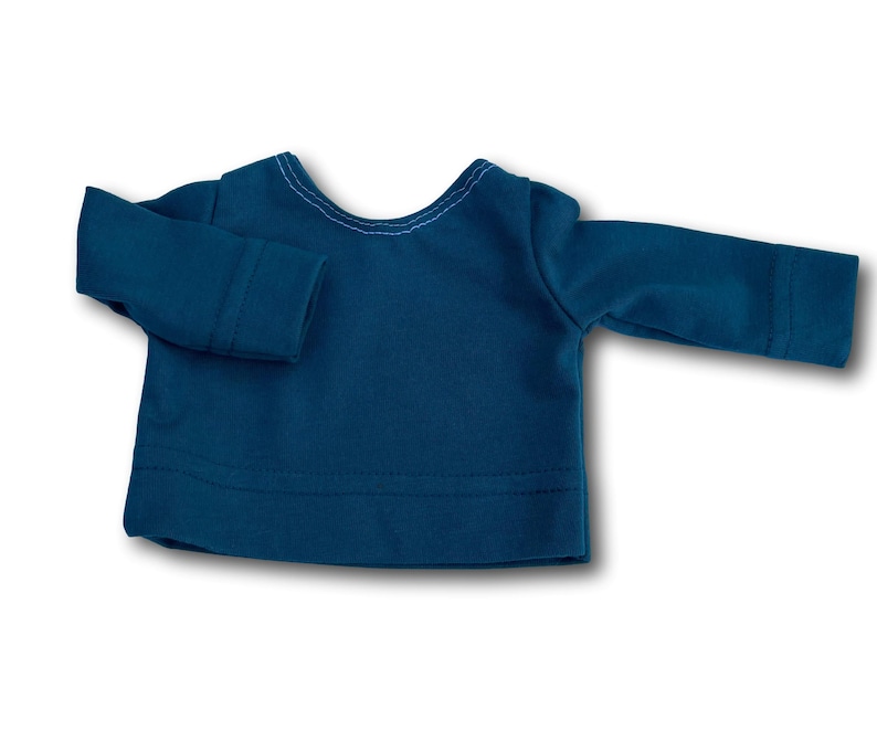 K&ouml;nnte beinhalten: Ein lang&auml;rmliges Shirt in Tealblau mit einem runden Ausschnitt. Das Shirt ist aus weichem, dehnbarem Stoff.
