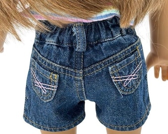 Pantaloncini in denim con cuciture sulle tasche e monogramma a farfalla, realizzati per adattarsi alle bambole più popolari da 18 pollici