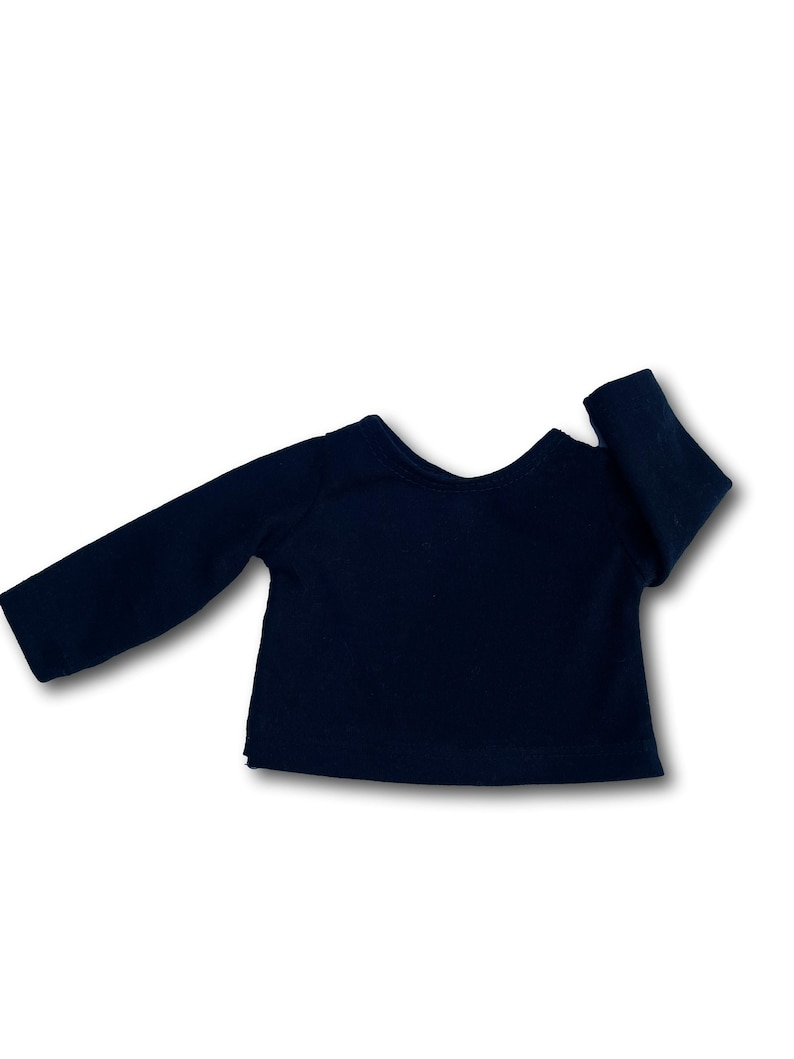 K&ouml;nnte beinhalten: Ein schwarzes Langarmshirt mit einem runden Ausschnitt.