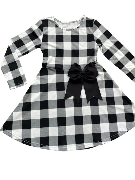 Vestidos a cuadros escoceses en blanco y negro para niña y muñeca