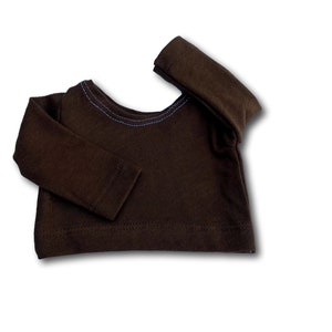 K&ouml;nnte beinhalten: Ein braunes Langarmshirt mit einem blauen Stichdetail am Ausschnitt.