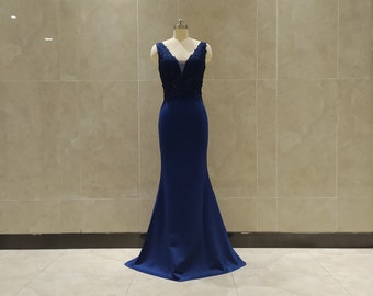 Vestido de noche de sirena azul marino con apliques y escote en V.