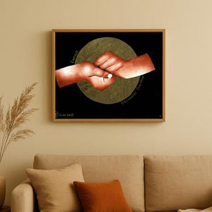Può includere: Opera d'arte incorniciata con due mani che si toccano a pugno, dipinte in tonalità rosse su sfondo nero. Un cerchio dorato è dietro le mani. Le parole "Ganash" e "Obstacles Overcome" sono scritte sull'opera.