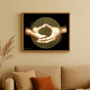 Può includere: Opera d'arte incorniciata con mani in un gesto di meditazione, su un cerchio dorato su sfondo nero. Le parole "Dhyani" e "Meditazione" sono scritte sui lati. L'opera è in una cornice di legno.