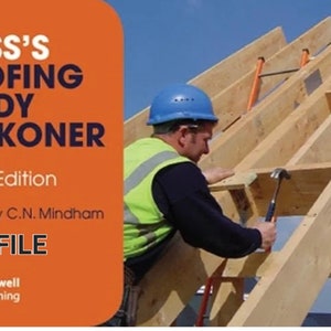 Può includere: Una copertina di libro con il titolo "GOSS'S ROOFING READY RECKONER" in grassetto, in lettere arancioni. La copertina include anche il testo "Fourth Edition" e "Revised by C.N. Mindham". La copertina presenta una foto di un operaio edile che indossa un casco blu e un giubbotto di sicurezza giallo, mentre martella un chiodo in una struttura di tetto in legno.