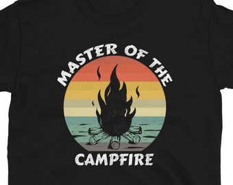 Könnte beinhalten: Schwarzes T-Shirt mit einer Retro-Grafik eines Lagerfeuers mit dem Text "Master of the Campfire".