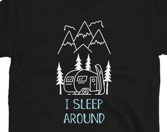 Camiseta de camping divertida, duermo alrededor de la camiseta, remolque de camping SVG, camiseta de camper, camiseta de autocaravana, camisa de viaje por carretera, camisa de camping RV