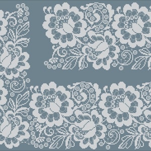 Könnte beinhalten: Weißes florales Spitzendesign auf blau-grauem Hintergrund. Die Spitze zeigt detaillierte Blumen- und Blättermuster, angeordnet in sich wiederholenden Bordüren- und Eckendesigns. Die komplizierten Muster eignen sich für verschiedene Bastelprojekte.