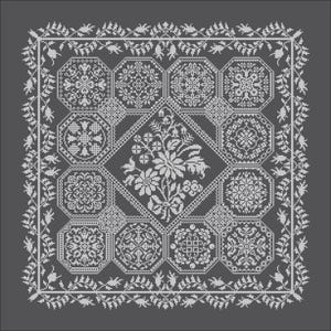 Könnte beinhalten: Ein quadratisches Kreuzstichmuster mit einer zentralen Raute, die einen Blumenstrauß enthält, umgeben von acht achteckigen Feldern mit komplexen geometrischen und botanischen Motiven, eingefasst von einer dekorativen Blattbordüre in Hellgrau auf Dunkelgrau.
